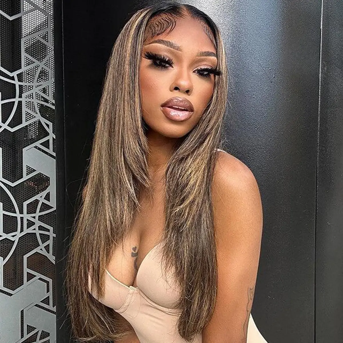 honey-blonde-highlight-wig-glueless-3.webp